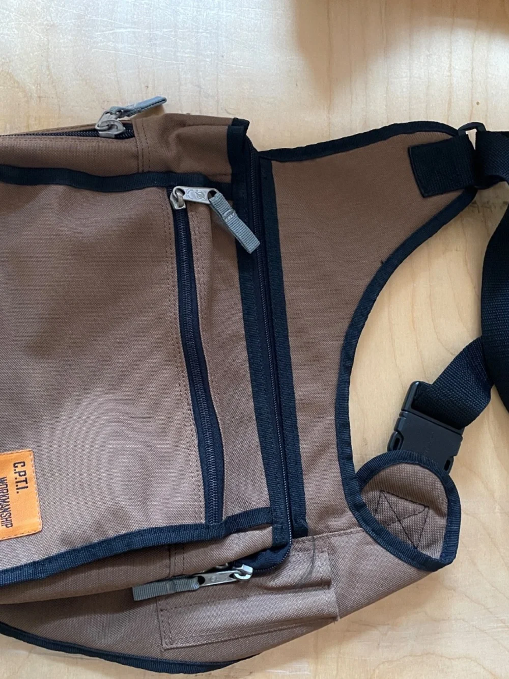 Compact team shoulder bag